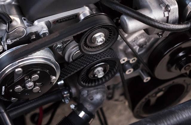 Motor parçaları: kayış, kasnak ve motor bileşenleri